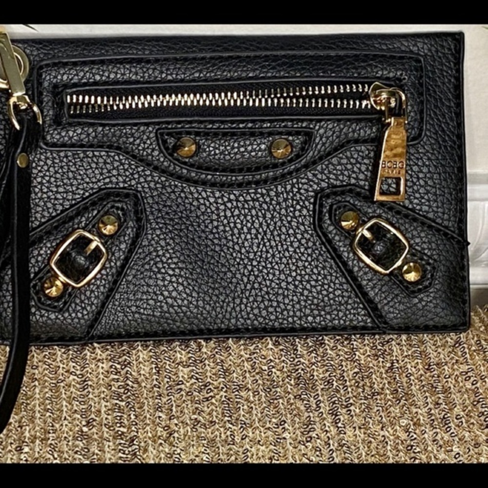 🌸BCBG wristlet🖤🖤🖤 - Picture 3 of 4